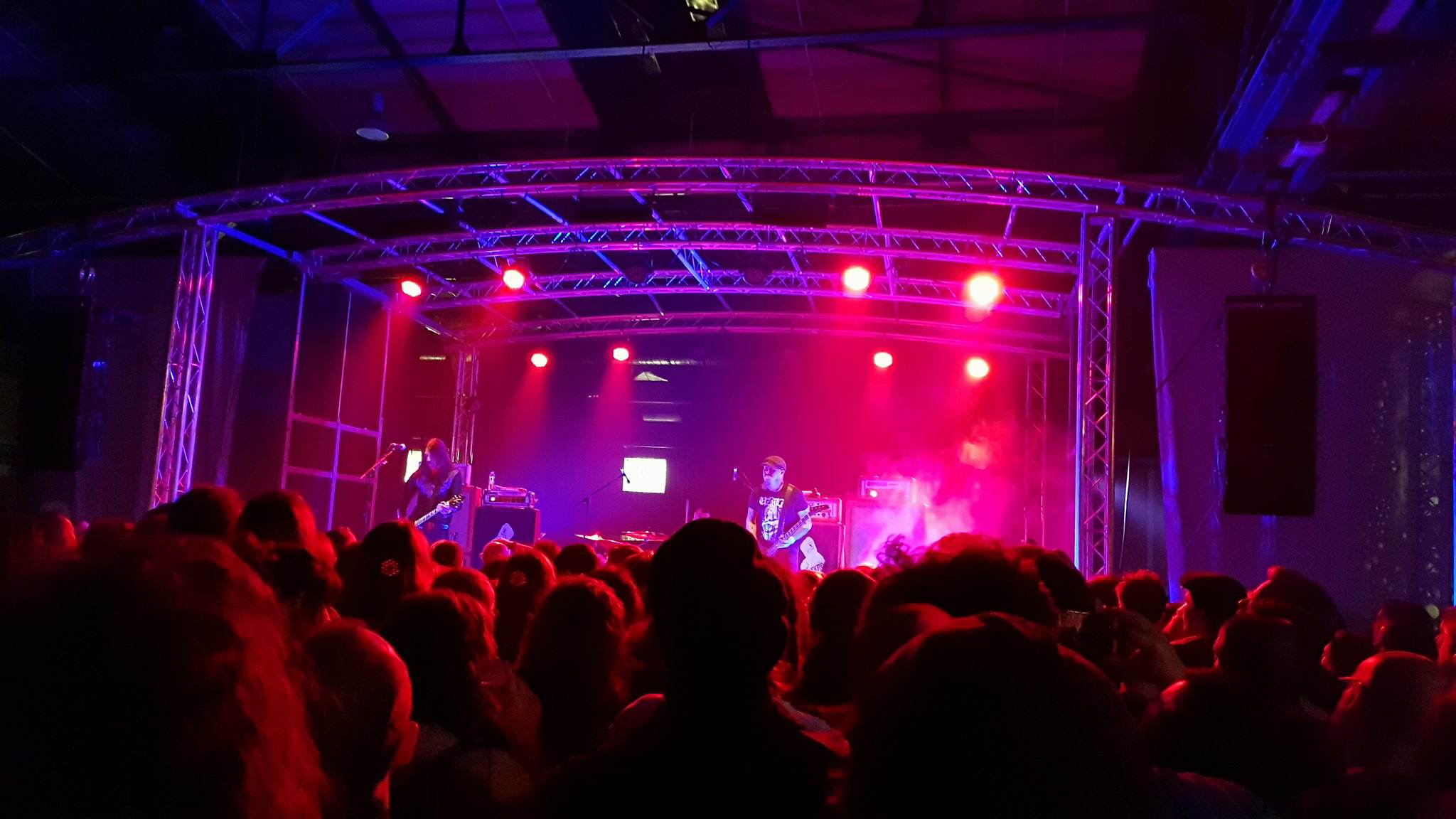 Drücken gewaltig: Die Stoner/Doom-Band Monolord auf der SideStage des Desertfest Berlin 2018 (Foto: Marius Soyke)
