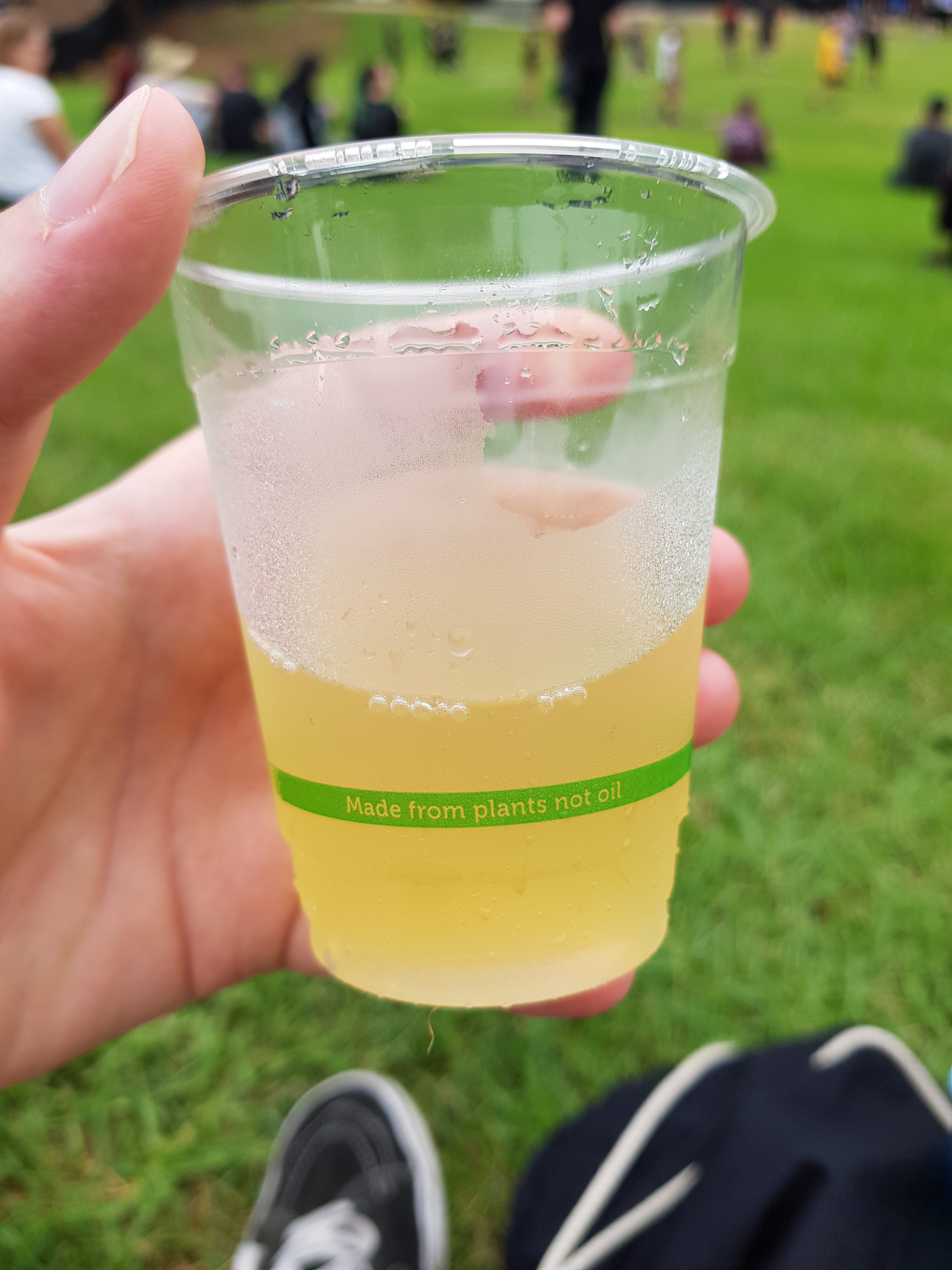 Teurer Cider im kleinen Becher: Immerhin Bioplastik beim Download Sydney (Foto: Marius Soyke)