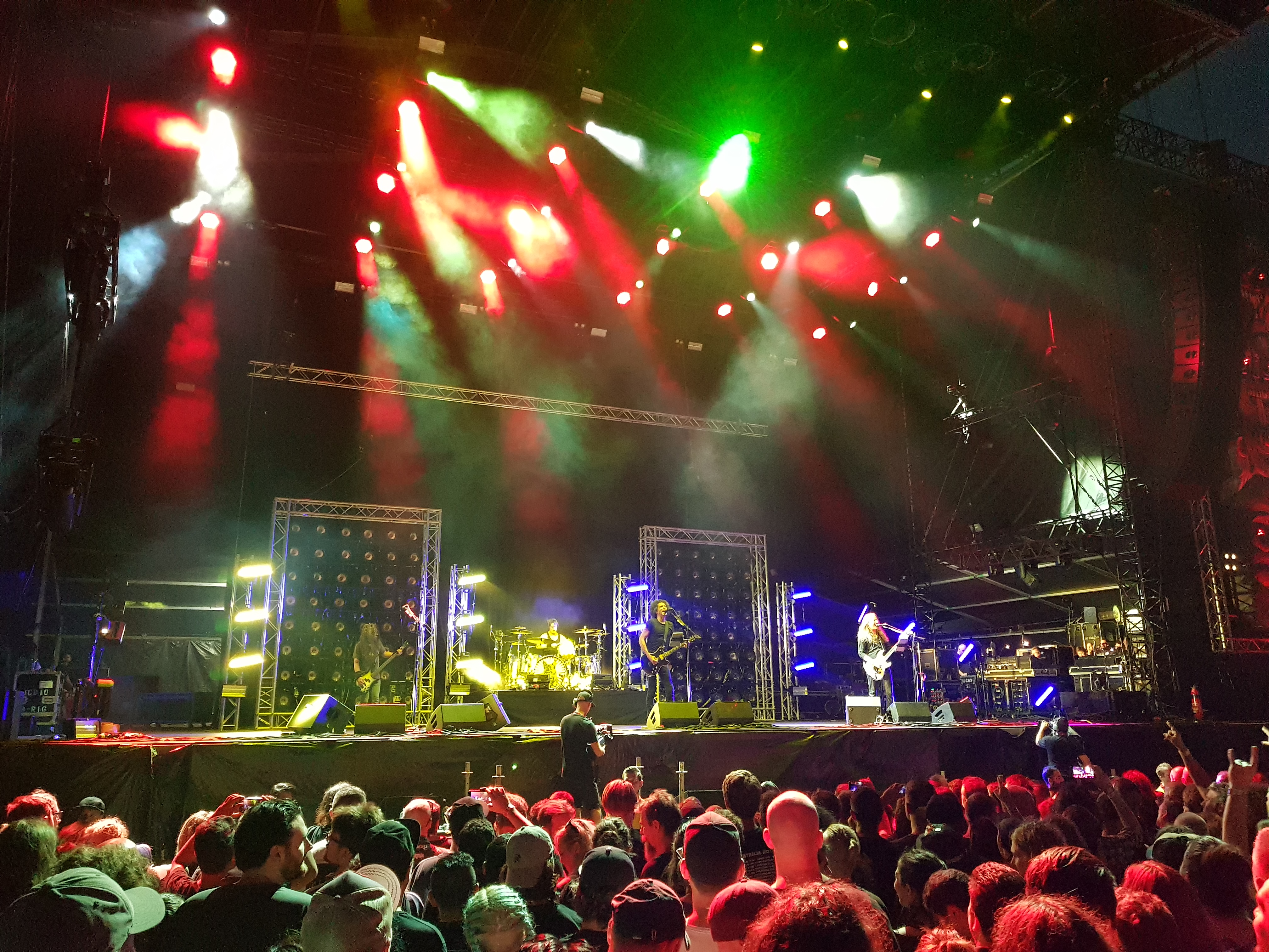 Meisterhaft: Alice in Chains Gemeinsam auf der Bühne: War on Women und Rise Against (Foto: Marius Soyke)