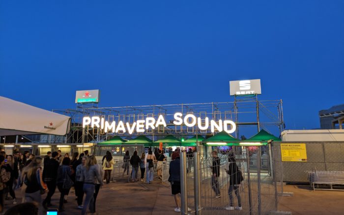Eingangsbereich des Primavera Sound Festivals. Eine sich bewegende Schrift des "Primavera Sound"-Schriftzugs ziert den Einlass