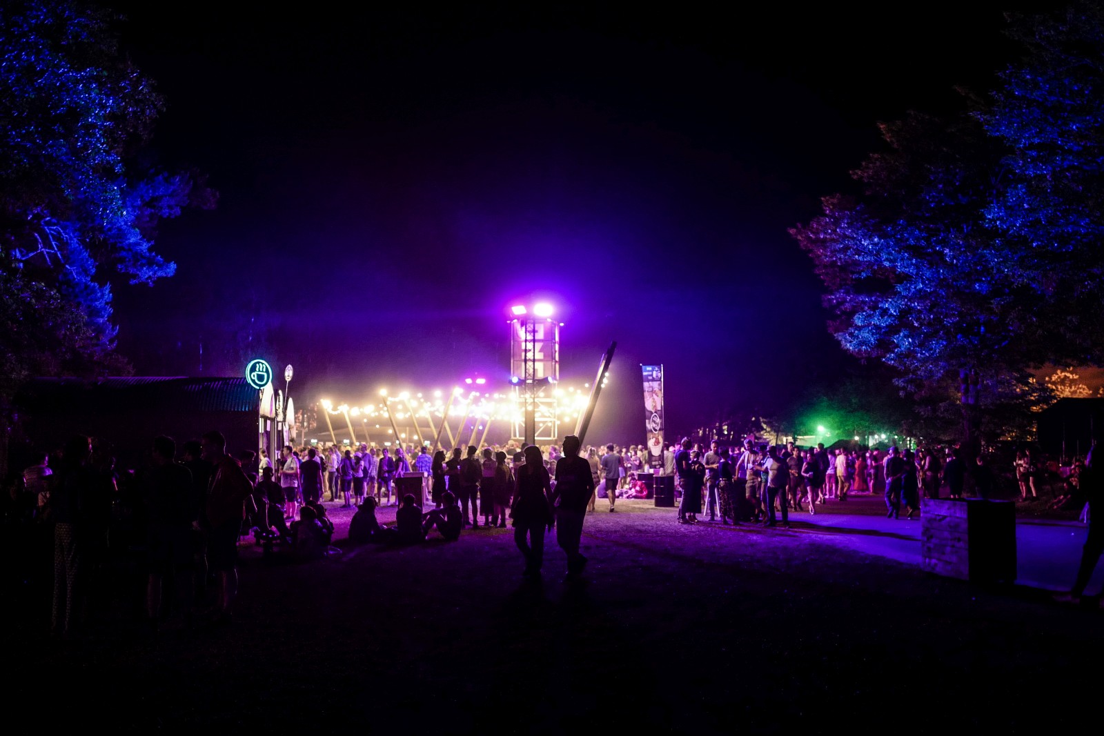 Nachts erstrahl das Festivalgelände des Best Kept Secret 2019, © Danilo Rößger, www.allerorts.de