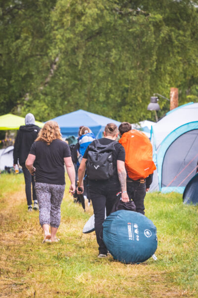 Menschen auf dem Campingplatz beim Immergut Festival. 