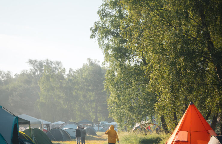 Eine Person läuft über den Campingplatz beim Immergut.