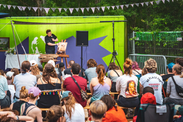 El Hotzo mit einem Hundefoto auf dem Immergut Festival. 