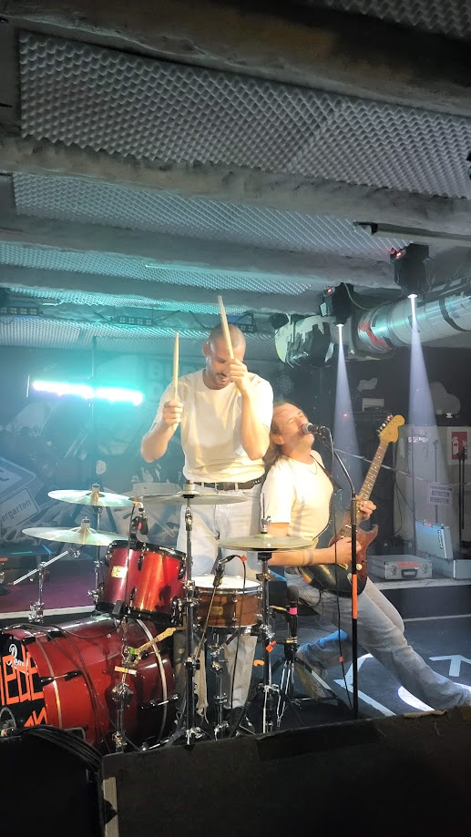 Iedereen auf der Bühne im Bastard Club beim Popsalon 2025.
