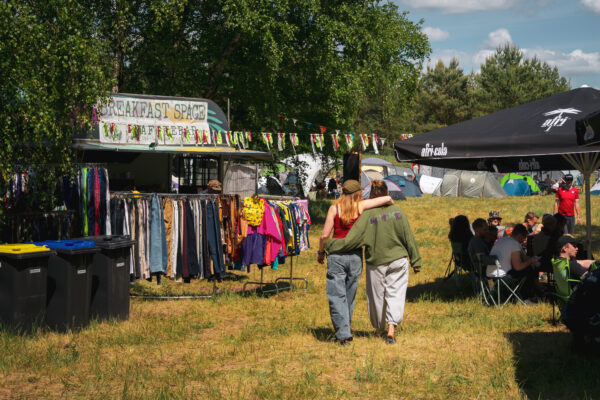 Menschen auf dem Campingplatz beim Immergut. Festival