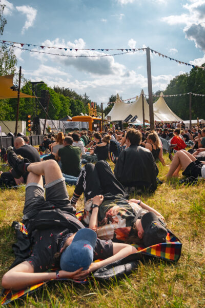 Menschen vor der Bühne beim Immergut