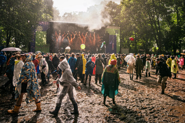 Matschiger Boden vor der Hauptbühne beim appletree garden festival